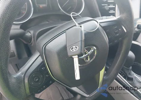 2020 Toyota Camry Le z USA, uszkodzony, nr VIN 4T1C11AK5LU968085